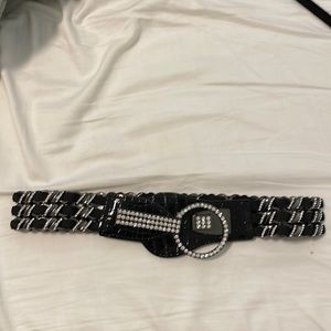 Stretchy belt with jeweled clasp